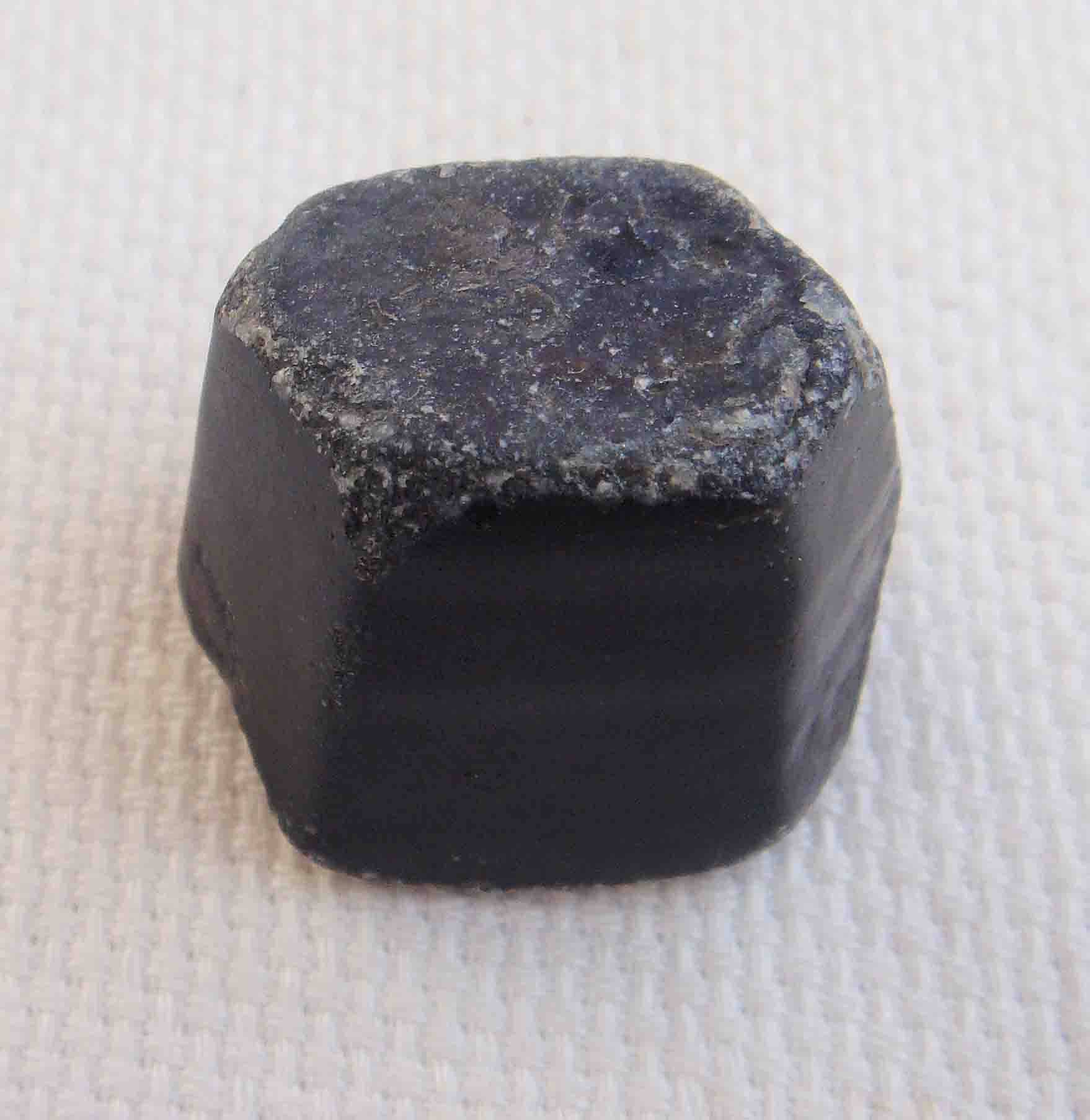 50克拉 六柱体天然蓝宝石原石