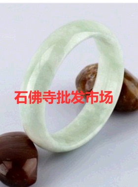 浅绿色玉器工艺品翡翠手镯