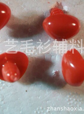 12X15MM大红三角形鼻子DIY玩具配件（21） 2元20个