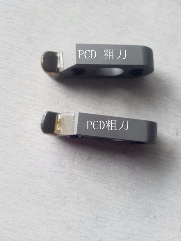 PCD金刚石粗抛刀：刀尖锋利，耐磨，排屑好，用于刀盘上1、2号位粗抛光加工。ND钻石精抛刀：前刀面圆弧，刀尖直刃切削。钻石单边焊接于刀柄上，排屑性能优秀。用于刀盘上3号位的镜面效果精抛光加工。PCD金刚石精抛刀，双圆弧切削带直刃修光。用于3号位精加工