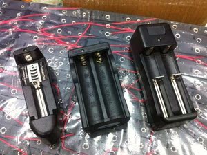 万能自停充电器18650充电器 14500充电器 充电锂电池万能充电器