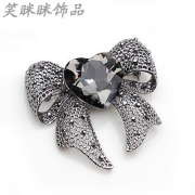 Smiling post gun black heart-shaped Crystal bow brooch exclusive brooch Western suit decals