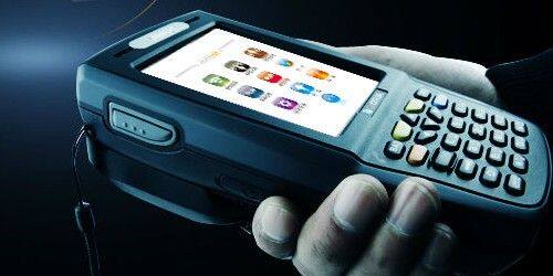 是一款便携型、高性能RFID-UHF读写器
&bull;标配RFID-UHF功能，可扩展多种数据采集及无线通信功能
&bull;专为苛刻工业环境而设计，坚固耐用，保护企业投资