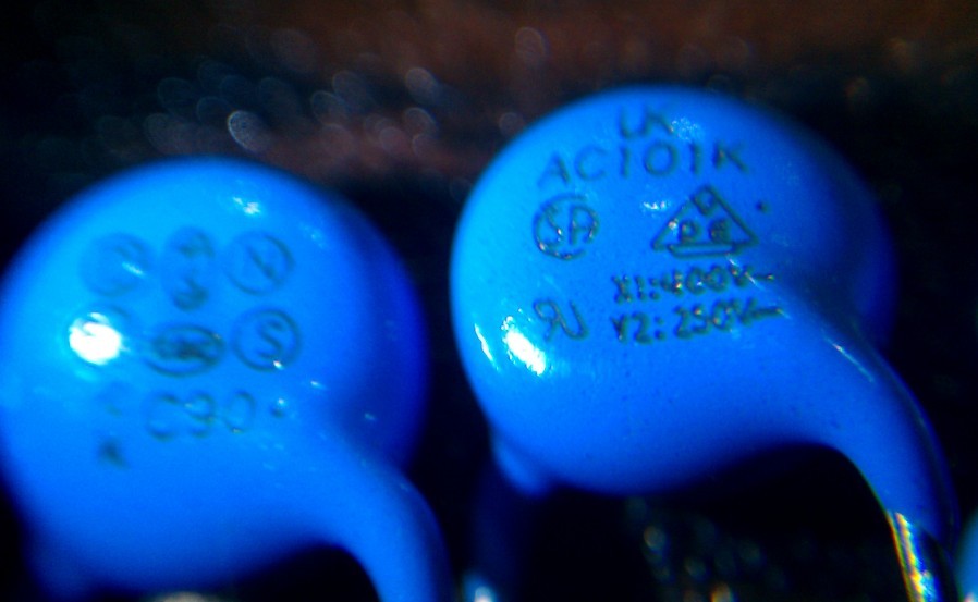 进口瓷片电容 AC09B101KL7 100PF 400V Y5P