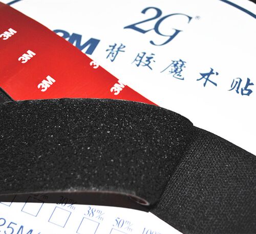耐高温，不怕太阳直射，使用后不留残胶。黑色，进口3m胶为原料，国产优质魔术贴。初始粘力一般，24小时后达到最佳粘力强度。