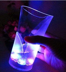 七彩发光感应水杯啤酒杯