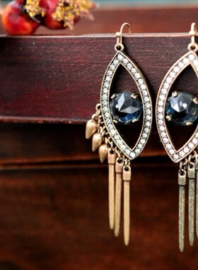 蓝色冰图标耳环迷人的蓝眼睛