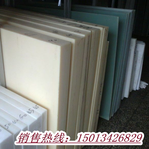 ABS板是板材行业新兴的一种材料。它的全名为丙烯腈/丁二烯/苯乙烯共聚物板。英文名称 Acrylonitrile-butdiene-styrene ，是目前产量最大，应用最广泛的聚合物。它将PS、SAN 、BS 的各种性能有机地统一起来，兼具韧、硬、刚相均衡的优良力学性能。