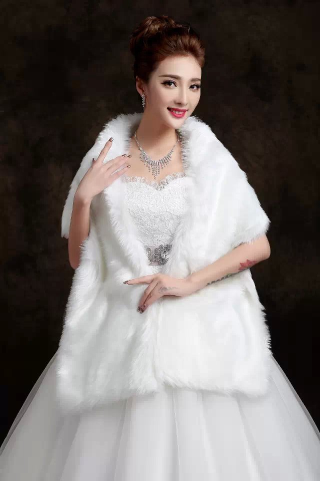 婚纱披肩2024新款冬季保暖显瘦新娘外搭皮草拍照旗袍礼服披风斗篷