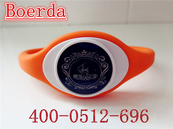 20年专业制造 佩戴舒适 健康环保 本厂生产手牌 模具精确 扣合严实 激光雕刻 LOGO图案+文字+号码