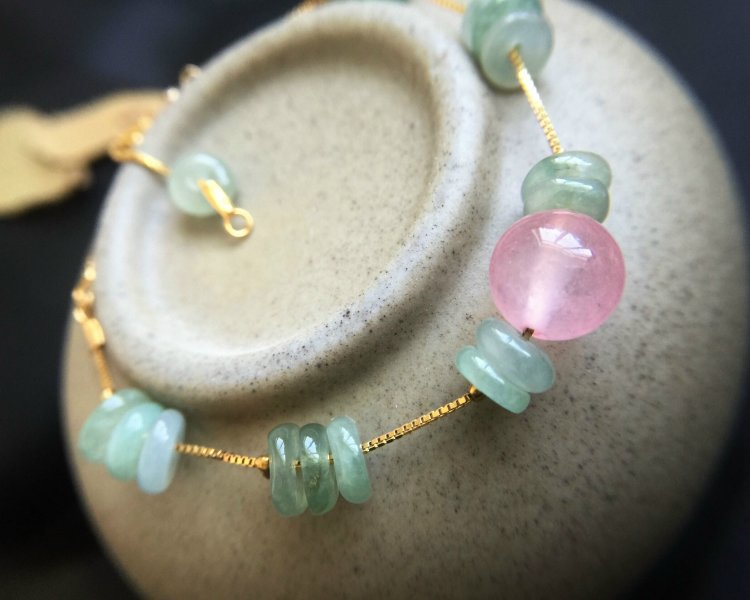 灵感来自夏日里的荷叶荷花露珠 淡淡的一抹粉色就非常好看 文艺气息十足 从设计到完工整整用了4个多小时，14K真金手链 夏日里也不会变色 每一颗翡翠都是精挑细选出来的高冰种A货翡翠无纹裂 算盘珠上下都可以活动，整体很灵动，手链长度三档调节，胖瘦都可以戴，想要和别人完全不同的就选它，世上只有一串。