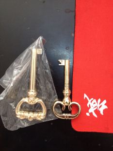 九鼎落地钟钥匙