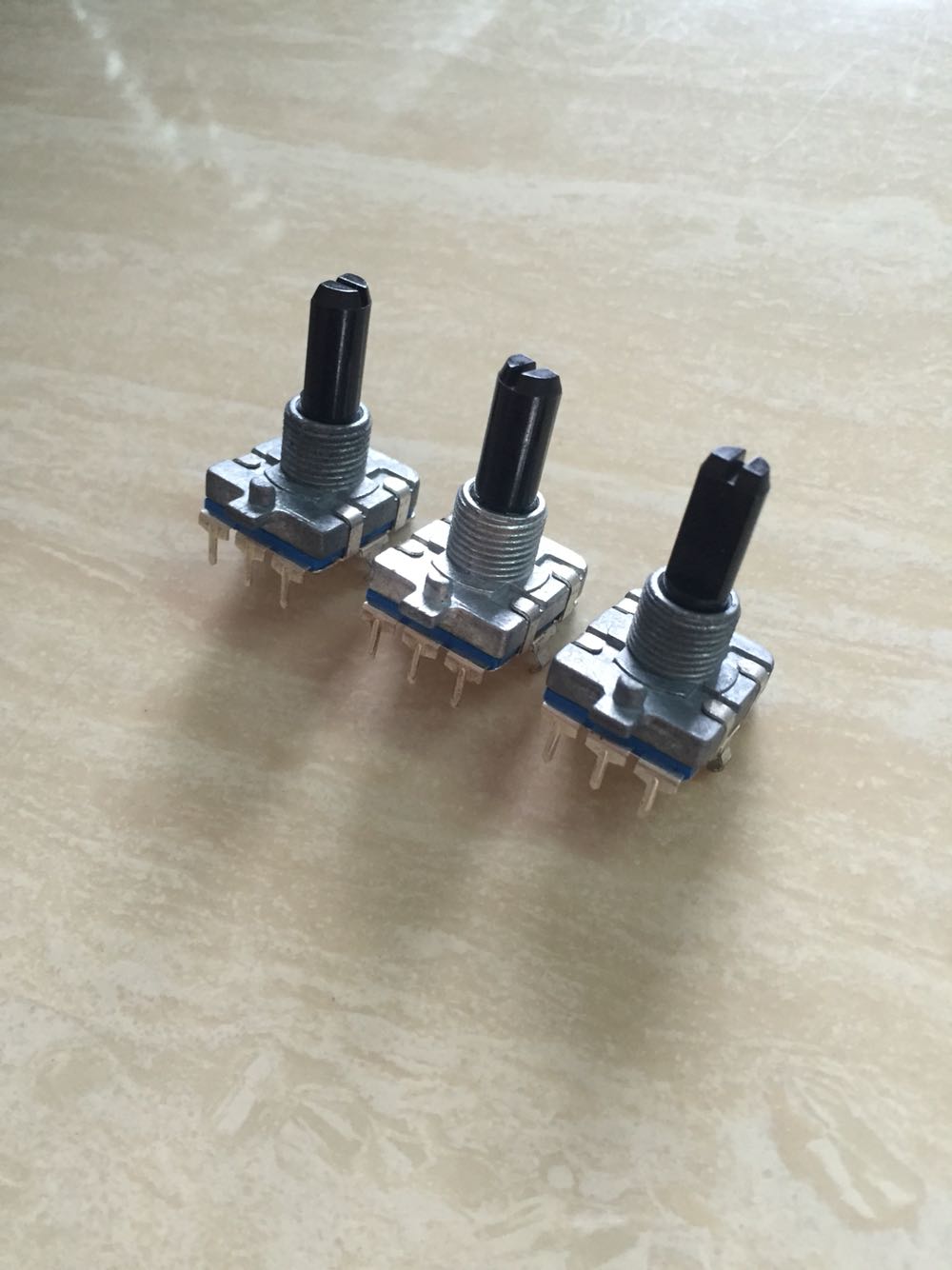 本店铺还有大量外国进口电位器出售和还有大量外国进口电子零件出售，欢迎参观。