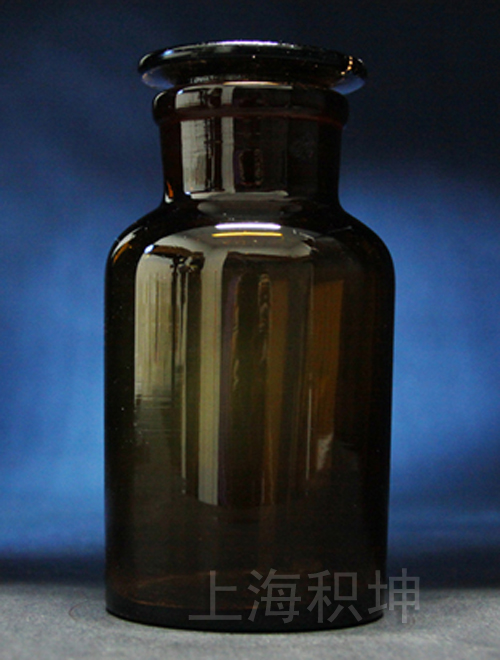 用于盛放化学试剂的瓶子，按材质分为玻璃和塑料。