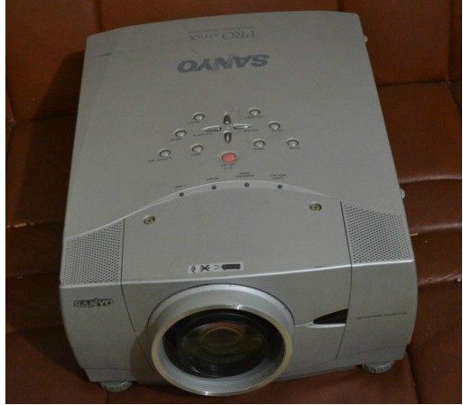 二手投影机投影仪三洋PLC-XP57L高清正品工程机白天直投特价包邮