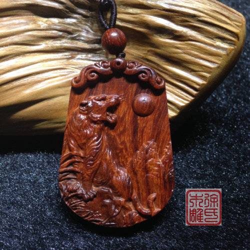 印度小叶紫檀老虎吊坠 上山虎吊坠 木雕虎牌 项链 红木木雕龙挂件