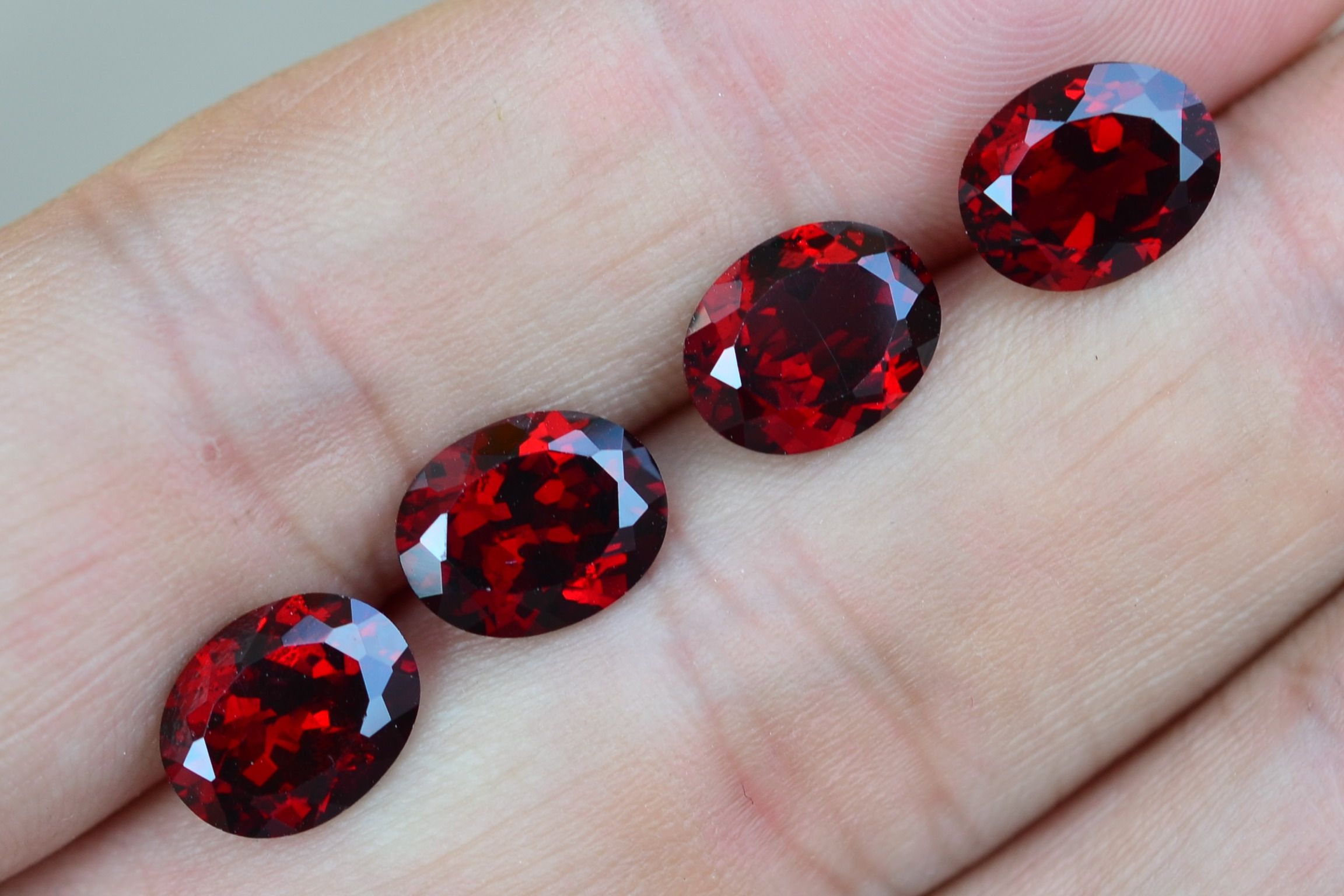 精品莫桑比克 石榴石 椭圆形裸石 8×10毫米 约3.1克拉 无瑕 特惠