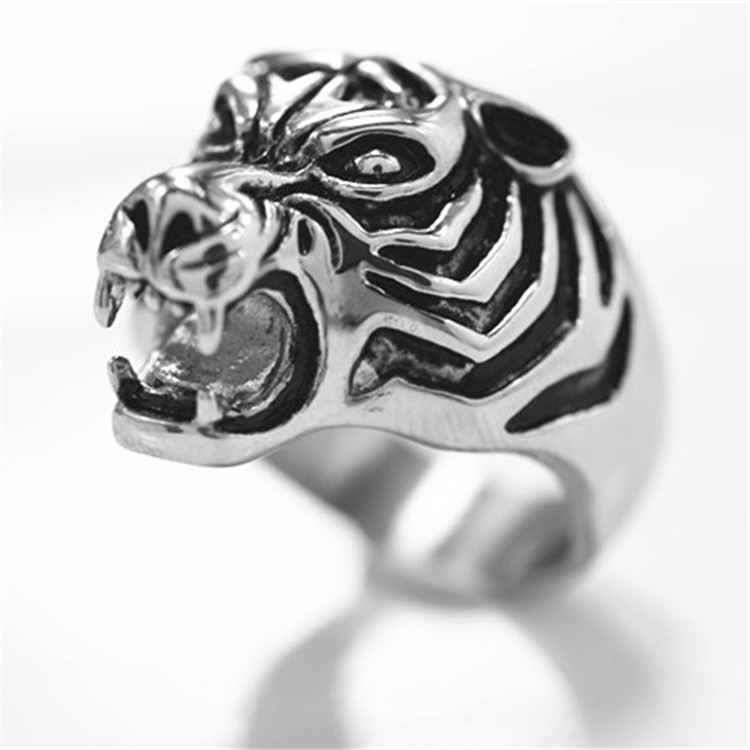 男士时尚风防身饰品钛钢戒指