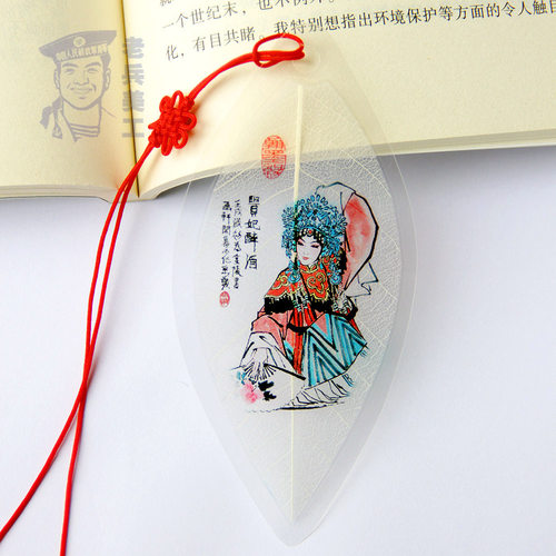 叶脉书签是近年流行于校园的纯手工制作的民间美术工艺品，采用真实树叶里的叶脉制作，具有创意新颖奇特的特点，深受学生孩子们的喜爱。本店书签综合全网优长，质量好是硬道理。书签图片提供放大功能，请将鼠标箭头放在图片上，将会自动放大，看图更高清。