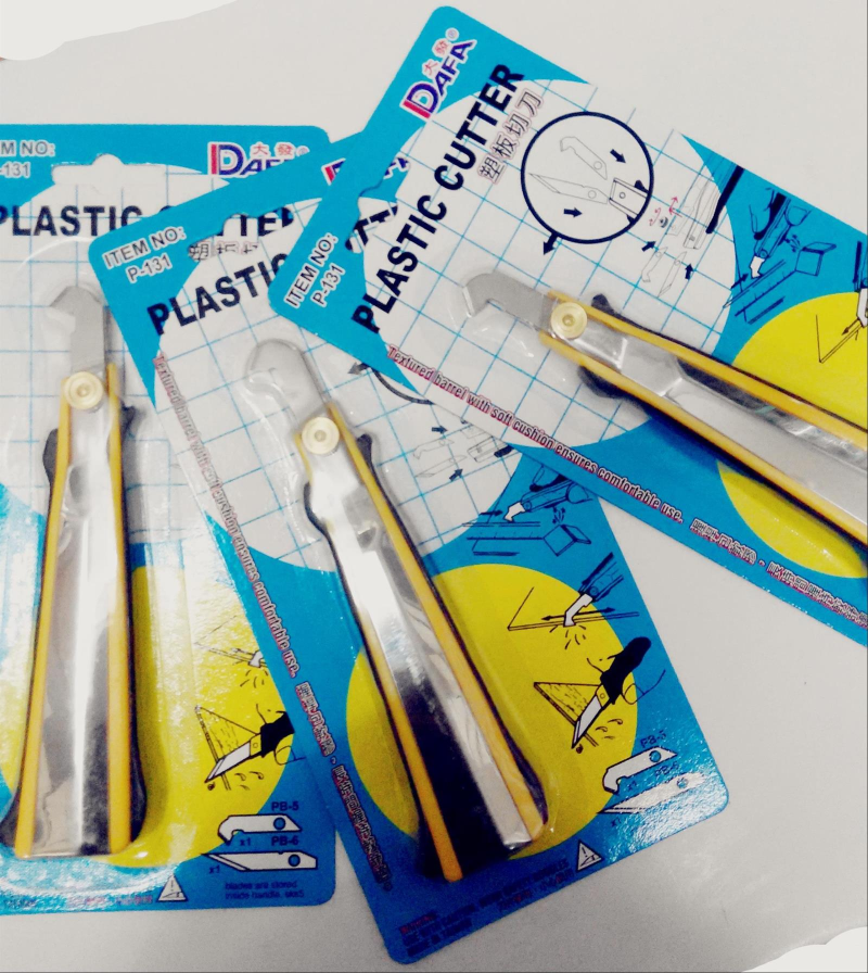 小型钩刀，适用于切割有机玻璃及塑料等材料。