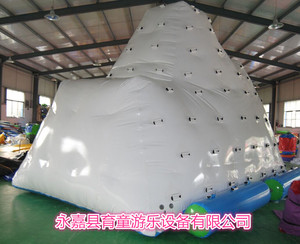 新款水上攀岩充气水上游乐设备水上冰山跷跷板充气跳床香蕉船飞鱼