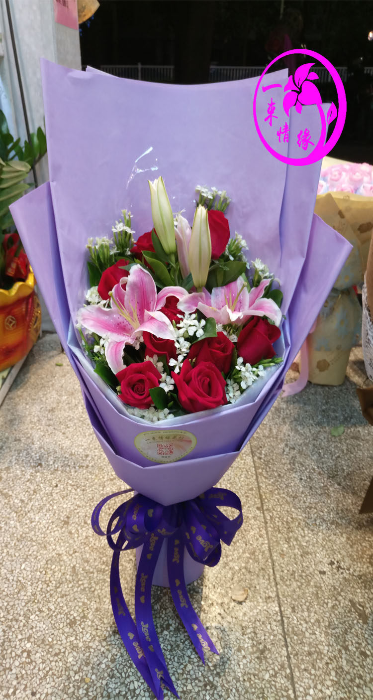 9朵红玫瑰百合混搭扇形花束南宁鲜花七夕情人节生日全国同城速递