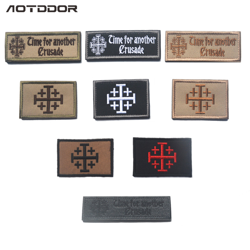 服饰个性配饰，可以贴于衣服，背包，帽子等商品上，DIY订制。 彰显与众不同的你。有魔术贴毛面的地方直接贴，没有的话，请把我们赠送的毛面（刺绣款有送PVC款不送）缝上，再贴。可随时更换，寿命十万次。