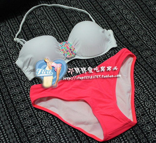 沙滩风V*S性感白色钢托胸垫超聚拢bi*ki*ni西瓜红底裤比基尼泳衣