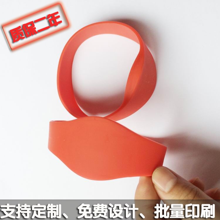 IMPINJ M3芯片超高频手腕带  860MHz-960MHz硅胶腕带 硅胶腕带卡，闭环式腕带，富有弹性、易于佩带、使用方便，可防水、防潮、防震，以及耐高温，广泛应用于游泳馆、冷库、野外作业等极为潮湿的环境