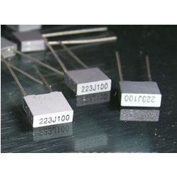 校正电容223J100  插件方块灰色电容