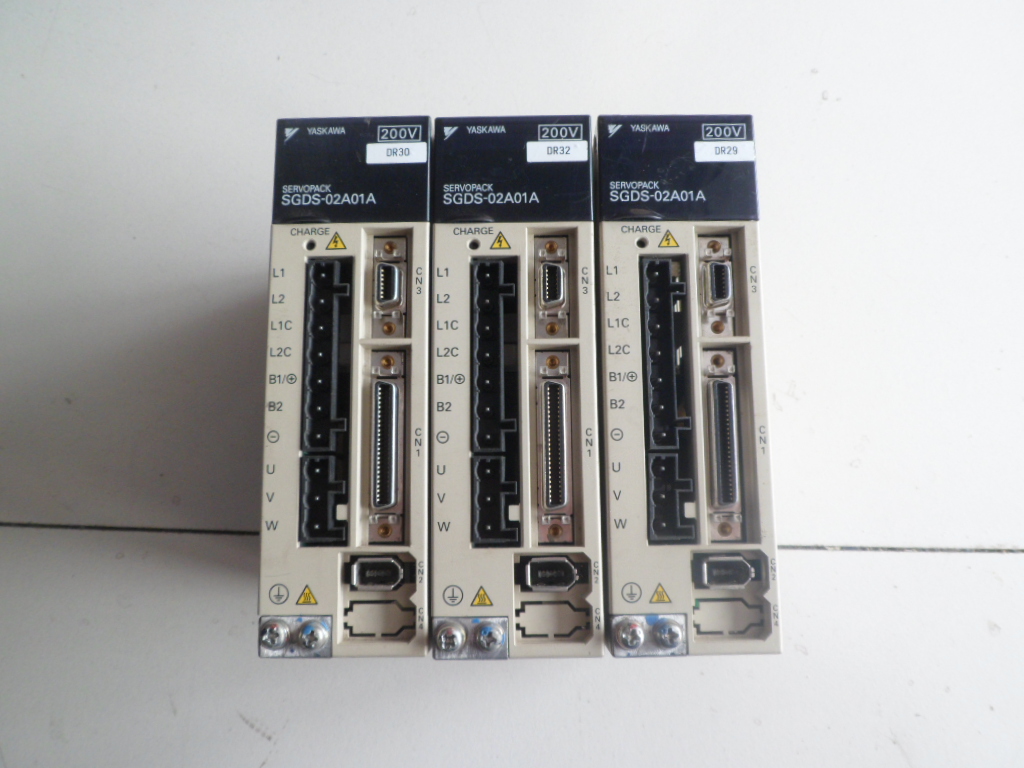 二手安川伺驱动器 SGDS-02A01A 九成新 测试包好 议价