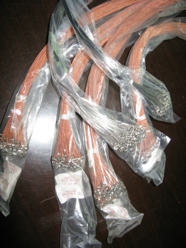 1套古典吉他琴弦,紫色的铜芯弦