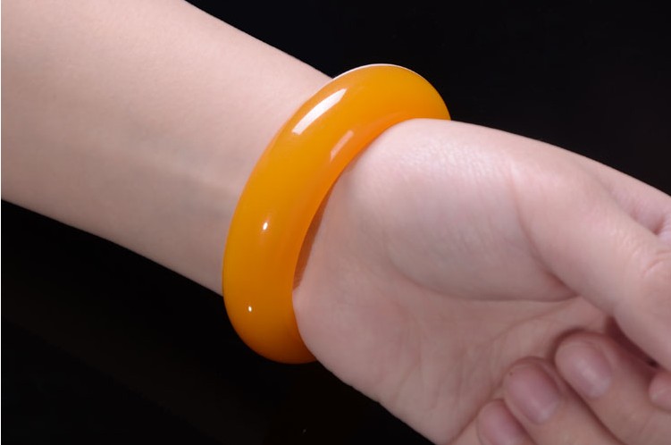 促销石英岩质天然黄龙玉手镯 时尚黄蜡石女款 送精美包装盒