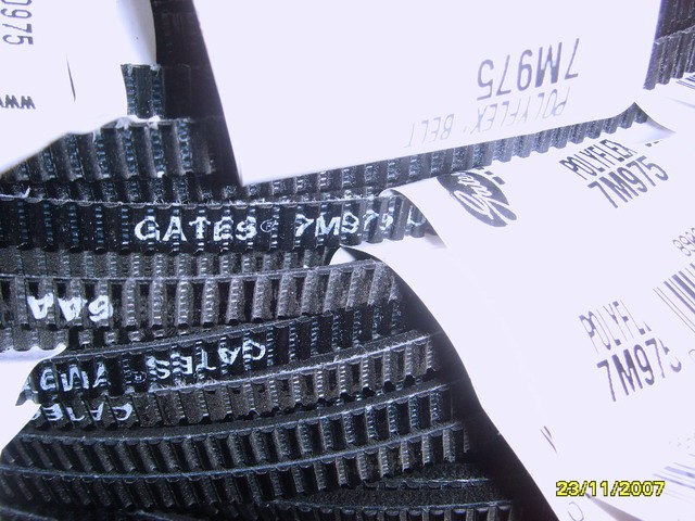 广角带，又称水塔带，特殊专业传动带，具有高摩擦力，高强度拉力，背面有磁性横槽，特征非常明显，截面为三角形。 宽度为独特的窄狭形，高传动力的机带，节省能源，设计小型化，最高40m/秒，高速运转可能，耐热，防静电性能强。