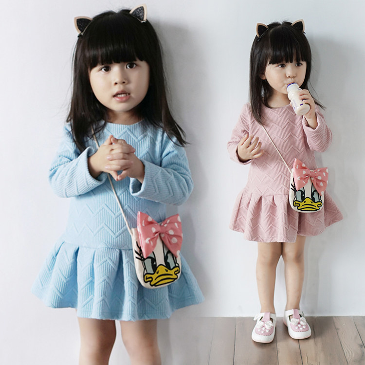 أطفال 2015 الخريف و الشتاء ملابس لل حقيبة الفتيات الأطفال الكرتون طفل بطة زائد المخمل السميك فستان بأكمام طويلة في فصل الشتاء الطفل