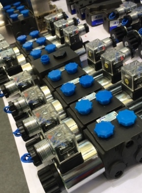 电磁小型多联阀DSG023C224V220V多联换向阀液压管路电磁阀串联阀