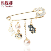 Mail ya-na Pearl Cardigan chest flowers rhinestone pin brooch jewelry Korean Cape clasp T0001