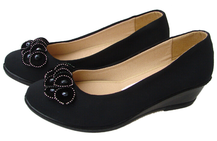 老北京布鞋女黑布鞋新款女单鞋浅口妈妈鞋串珠上班工作鞋舒适坡跟