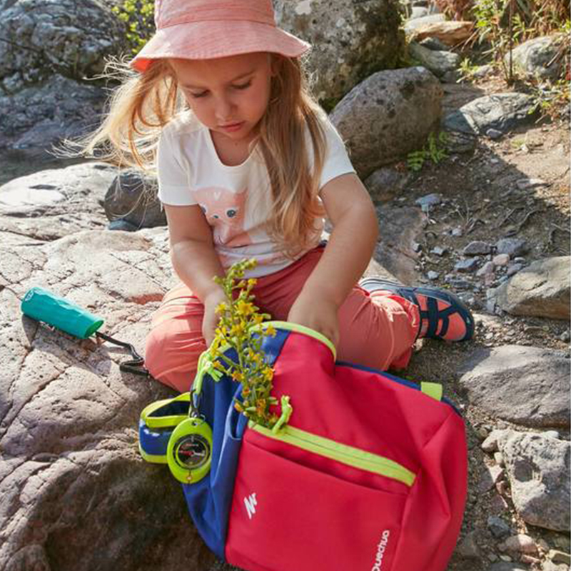 школьник с рюкзаком. рюкзак nh100 детский 7 л quechua. школьник с рюкзаком. рюкзак для первоклассника. ранец.