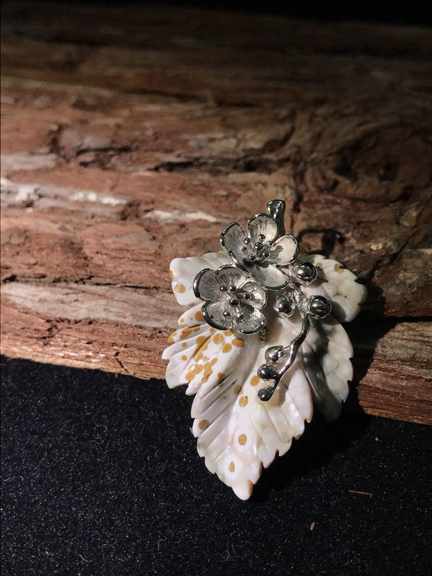 醒走马达加斯加白色海洋碧玉髓海洋玛瑙925纯银镶嵌梅花树叶吊坠