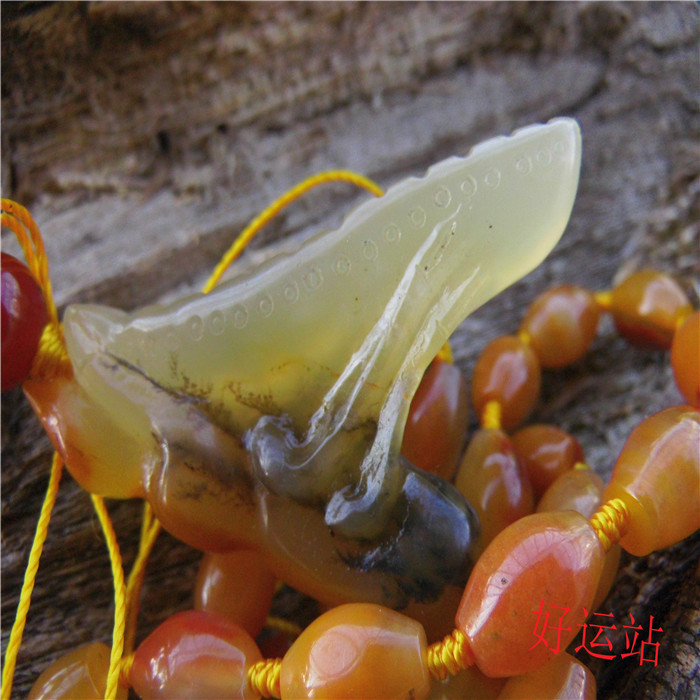 促销新款黄龙玉水草纹挂件化蛹成蝶吊坠男士项链 手工玉器玉佩藏