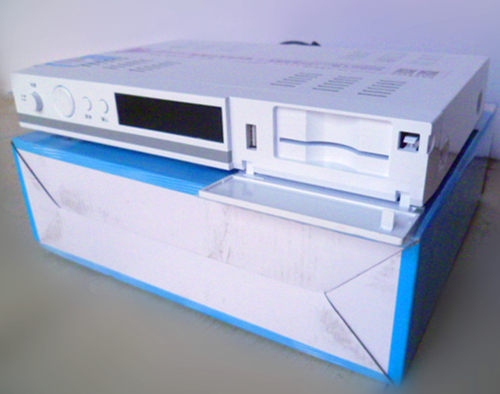 广电有线数字电视机顶盒。银河高清机顶盒。支持天柏、永新两种智能卡。插卡即可使用。支持天气、股票、信息查询（现在新出高清机顶盒都不具备这两些功能了哦）。原装正品，厂家保修一年。可送货安装。青岛有线专用机顶盒。支持青岛有线智能卡，插卡即用。需正常交有线费。原装正品，质量保证，保修一年。配件齐全。