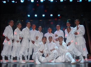 新款白色小和尚演出服少林武僧团体表演服装儿童演出服和尚服