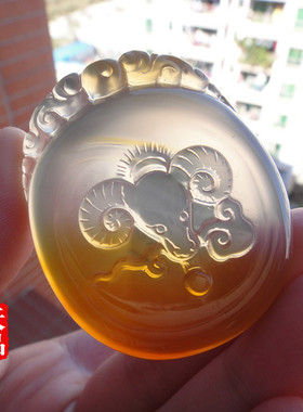 冰彩俏色精雕圆形三阳开泰吊坠