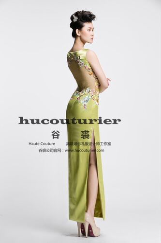 谷裔设计师黄绿色手工刺绣露背旗袍店内有样衣婚礼喜婆妈妈装定制
