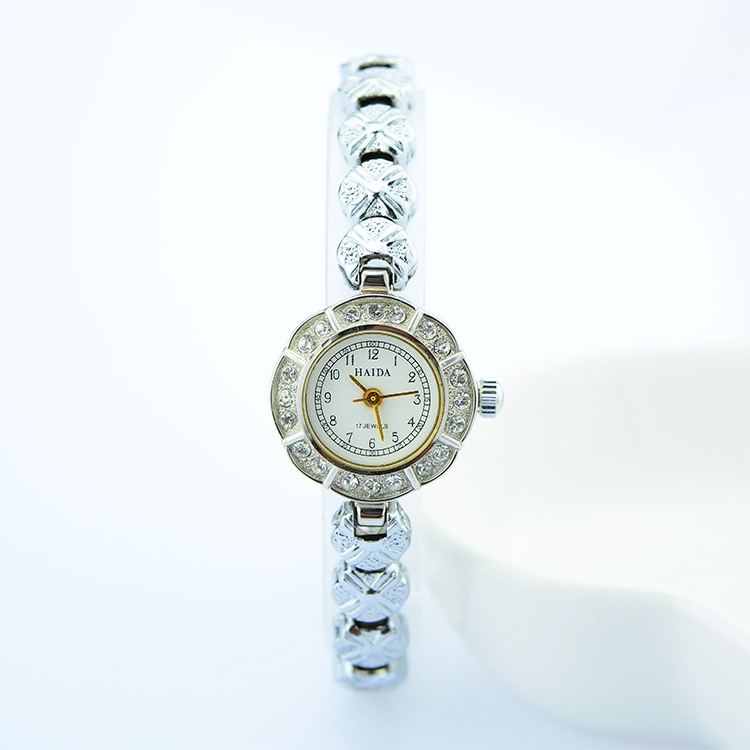 上海产镀金镶钻雕花库存全新手表