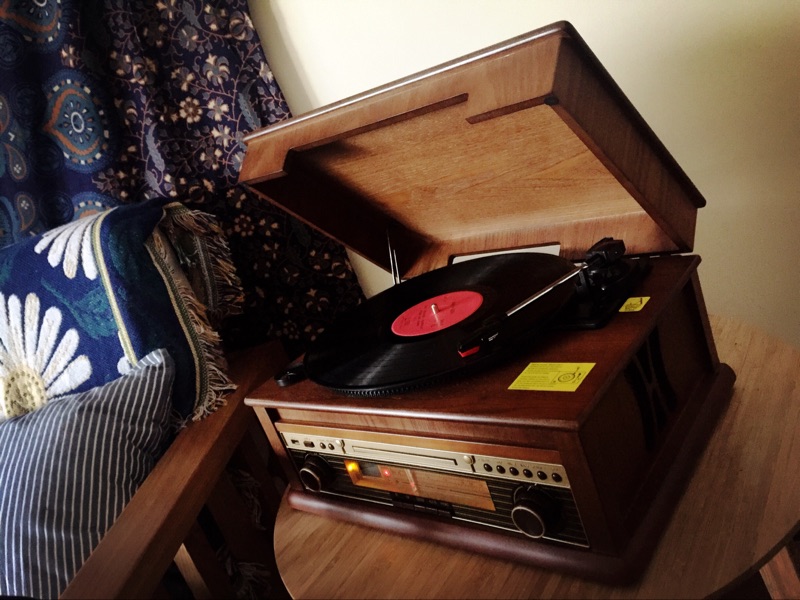 这玩意儿可以够放黑胶+蓝牙+收音机。恒信是想让我把客厅变成老时光咖啡馆？