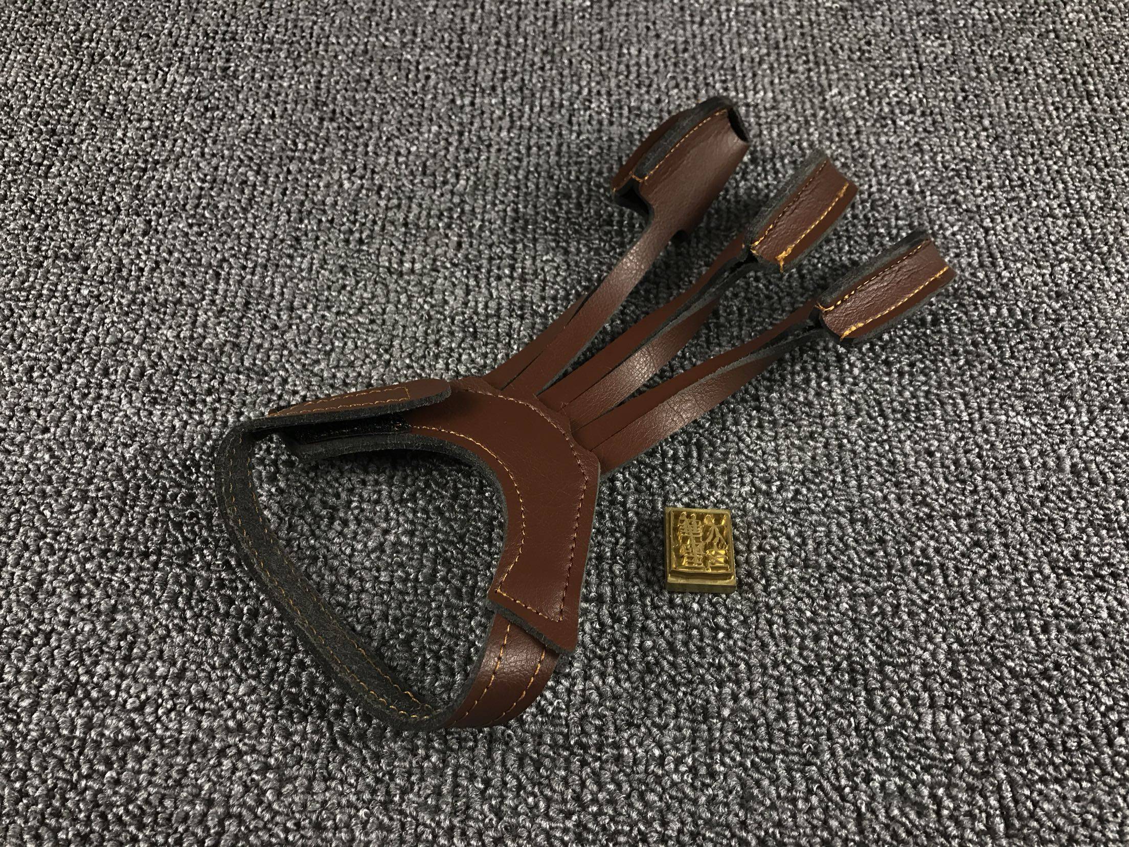 黑寡妇 美猎 射箭 护指 手套 超耐磨人造超纤皮 太华玄圣在类目 玩具/童车/益智/积木/模型, 户外运动/休闲/传统玩具, 飞镖/射击/射箭类中 - 来自Buy2taobao.com提供专业的淘宝代购服务