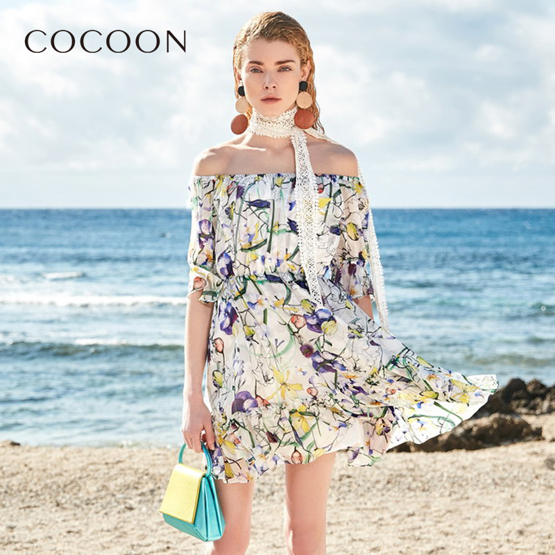 COCOON可可尼女裝夏裝新品性感一字肩露肩荷葉袖印花連衣裙子