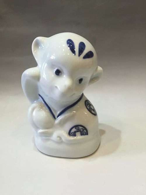 景德镇陶瓷雕塑刘远长青花手绘抓钱生肖猴生日礼物家居工艺摆设